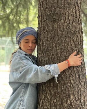 Anahita Dargahi Instagram - مریض شده بودم دوره ی نقاهت رو که سپری کردم تصمیم گرفتم برم پیاده روی. دوست عزیزی بهم گفت اناهیتا درخت رو بغل کن انرژی منفی ازت دور میشه و ارامش از طبیعت میگیری،گفتم واقعا؟گفت امتحان کن،واقعا ارامش و انرژی عجیبی داشت….
براتون روح و تنی سالم آرزومندم
بهار زیباست از طبیعت لذت ببرید☀️🙌🏻☘️

۱اردیبهشت۱۴۰۳
@maralmohajer_ عکس