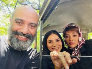 Anahita Dargahi Instagram - میخواهم زنده بمانم تمام شد
موند خاطرات قشنگش و این قاب که مربوط به روز آخر فیلمبرداریه با سحر عزیزم که کلی کنارش کیف کردم 
و شهرام شاه حسینی نازنين که با اعتماد و مهر و حمایت ش باعث شد شیوا رو دقیق تر اجرا کنم.
یک خسته نباشید جانانه هم به آقای شایسته می گم.
همین طور از همه ی همکاران نازنین م که در طول این پروژه مثل یک خانواده کنارم  بودند هم تشکر می کنم.
جای حامد بهداد،
علی شادمان،پدرام،بابک ،
هر دو مهدی و خیلی های دیگه در این قاب خالیه
ممنونم از قلم پویا سعیدی  و پوریا کاکاوند 
میثم مولایی سرپرست نویسندگان
ودر آخر سپاسگزارم  از صدای همیشه جاودان  همایون شجریان عزیز
@homayounshajarian 
@mohamad.shayesteh 
@behdad_hamed 
@alishadman 
@pedramsharifiiii 
@mehdi.hoseininia 
@mehdisabaghi.official
#می_خواهم_زنده_بمانم 
#آناهیتادرگاهی®