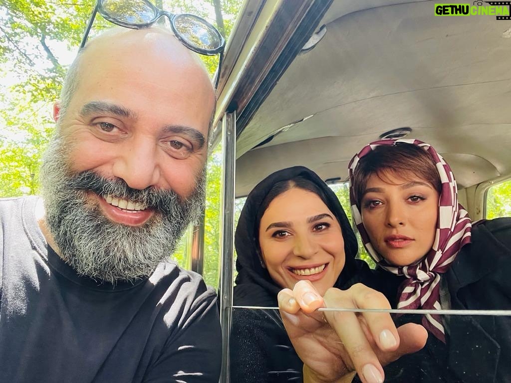 Anahita Dargahi - 101.2K Likes - میخواهم زنده بمانم تمام شد
موند خاطرات قشنگش و این قاب که مربوط به روز آخر فیلمبرداریه با سحر عزیزم که کلی کنارش کیف کردم 
و شهرام شاه حسینی نازنين که با اعتماد و مهر و حمایت ش باعث شد شیوا رو دقیق تر اجرا کنم.
یک خسته نباشید جانانه هم به آقای شایسته می گم.
همین طور از همه ی همکاران نازنین م که در طول این پروژه مثل یک خانواده کنارم  بودند هم تشکر می کنم.
جای حامد بهداد،
علی شادمان،پدرام،بابک ،
هر دو مهدی و خیلی های دیگه در این قاب خالیه
ممنونم از قلم پویا سعیدی  و پوریا کاکاوند 
میثم مولایی سرپرست نویسندگان
ودر آخر سپاسگزارم  از صدای همیشه جاودان  همایون شجریان عزیز
@homayounshajarian 
@mohamad.shayesteh 
@behdad_hamed 
@alishadman 
@pedramsharifiiii 
@mehdi.hoseininia 
@mehdisabaghi.official
#می_خواهم_زنده_بمانم 
#آناهیتادرگاهی®
