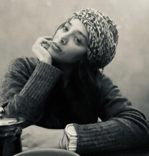 Anahita Dargahi Instagram - سالهاپیش-بگذاربگیم حدود چهار سال پیش-زنی،به
نام بل،وارد مطبم شد ،یابهتره بگم خودشو به مطبم رسوند-یاخودشو خاکی و کلی کشوند-اره کشوند،این بهتره.اواسط دهه ی سی عمرش بود از خونواده ی سوئیسی-ایتالیایی ثروتمند.افسرده بود و تو تابستون بلوز آستین بلند
پوشیده بود.خودزنی کرده بود و برای پوشاندن اثر بریدگی روی مچش،لباس آستین بلند پوشیده بود.دکتر لش اگه تو تابستون لباس آستین بلند به تن یک بیمار سر در گم دیدی،همیشه به بریدن مچ یا تزریق دارو فکر کن.او ظاهر خوبی داشت،پوستش خوب بود،چشمان اغواگر داشت و آراسته و شیک پوش بود،
ولی در آستانه فروپاشی بود.

(دروغ گویی روی مبل-اثر اروین د.یالوم-صفحه ۱۴)

تاثیر  گذار ترین کتاب رواشناسی بود که خوندم .پیشنهاد میکنم بخونید.