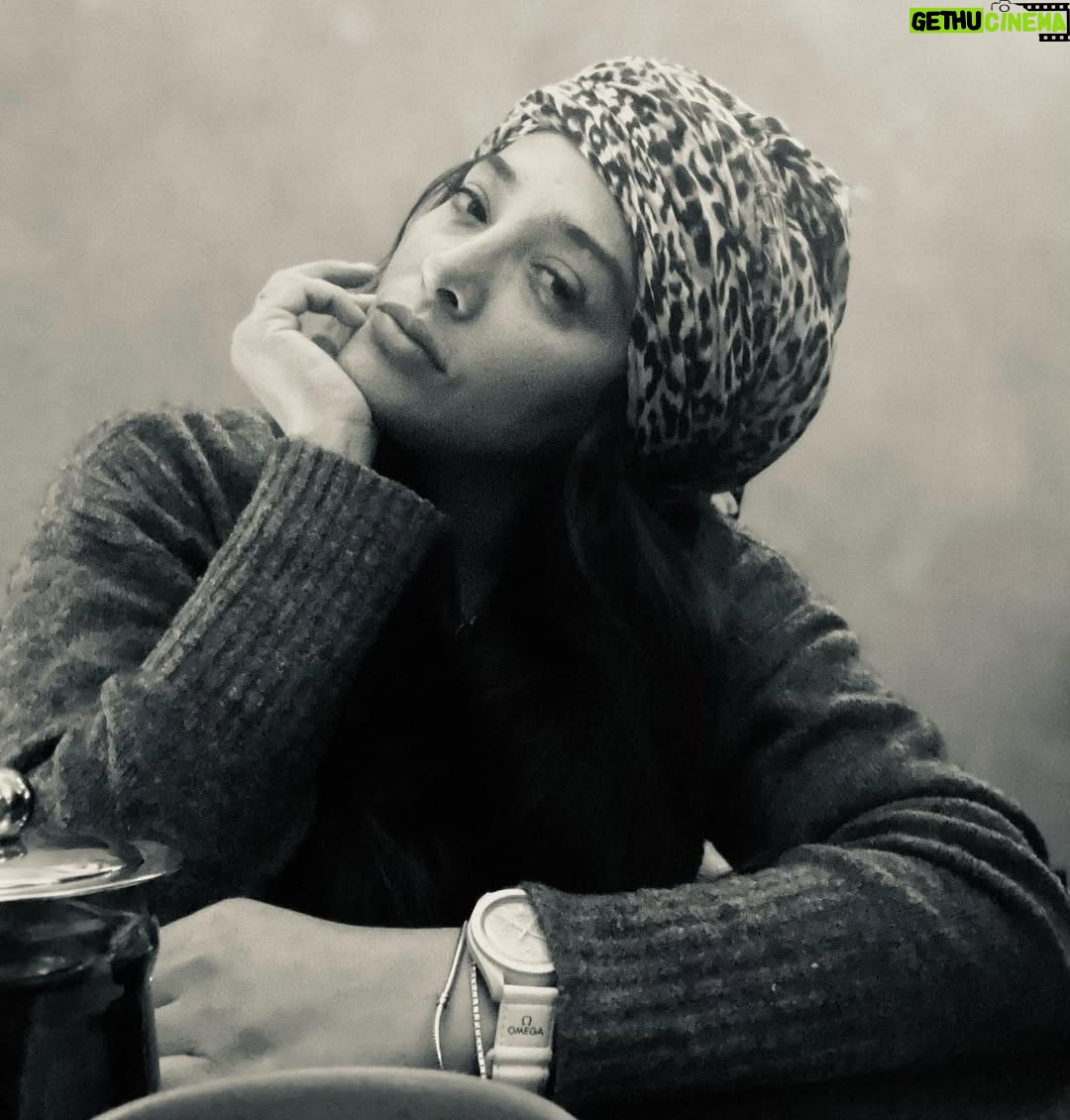 Anahita Dargahi - 60.2K Likes - سالهاپیش-بگذاربگیم حدود چهار سال پیش-زنی،به
نام بل،وارد مطبم شد ،یابهتره بگم خودشو به مطبم رسوند-یاخودشو خاکی و کلی کشوند-اره کشوند،این بهتره.اواسط دهه ی سی عمرش بود از خونواده ی سوئیسی-ایتالیایی ثروتمند.افسرده بود و تو تابستون بلوز آستین بلند
پوشیده بود.خودزنی کرده بود و برای پوشاندن اثر بریدگی روی مچش،لباس آستین بلند پوشیده بود.دکتر لش اگه تو تابستون لباس آستین بلند به تن یک بیمار سر در گم دیدی،همیشه به بریدن مچ یا تزریق دارو فکر کن.او ظاهر خوبی داشت،پوستش خوب بود،چشمان اغواگر داشت و آراسته و شیک پوش بود،
ولی در آستانه فروپاشی بود.

(دروغ گویی روی مبل-اثر اروین د.یالوم-صفحه ۱۴)

تاثیر  گذار ترین کتاب رواشناسی بود که خوندم .پیشنهاد میکنم بخونید.