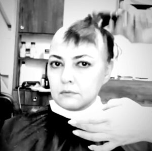 Anahita Hemmati Instagram - .
درود بر همه هموطنان، دوستان و فامیل و آشنایان
شمائیکه مدام به من میگید که بیا و مخالفتت رو با حجاب اجباری و این "قوانین جدید" من درآوردی و سختگیرانه بگو، آخه من چی بگم، مگه قبلا میگفتم فایده ای داشته، فقط و فقط برای خودم دردسر درست میکردم که حالا دیگه حوصله آنرا هم ندارم. راستش دیگه از همین یه ذره موهای خودمم عاجز شدم. رفتم و از ته با ماشین زدم تا بلکه کسی به واسطه چهار تا لاخ شوید من، مرتکب گناه نشود و به جهنم و درک واصل نشود.از همه هموطنان برادر و جنس ذکور خواهشمندم به من به چشم یه کچل زشت، که در مملکت هیچ محلی از اعراب هم نداره نگاه کنن.
والا به پیر به پیغمبر گاهی آرزو میکردم که مرد به دنیا میامدم!  این زن بودن در ایران حقیقتا که جز عذاب و تحقیر و صد البته #دوشواری (به قول اون آقای خدابیامرز) چیزی برایمان به ارمغان نیاورده.
اگر حضرات همسر و والدین محترمم رخصت بفرمایند و به این حقیر اجازه بدهند، حاضرم تا آخر عمرم کچل زندگی کنم تا جنس ذکور رستگار شوند و تا پایان عمرم کلا مرا به "هیچ" بیانگارند
#گرانی_تورم_بلای_جان_مردم #سفره_خالی_مردم #فقر #زباله_گردی #مازوت_سوزی#آلودگی_هوا #ناامنی_اجتماعی #نابرابری #اختلاف_طبقاتی #بی_عدالتی