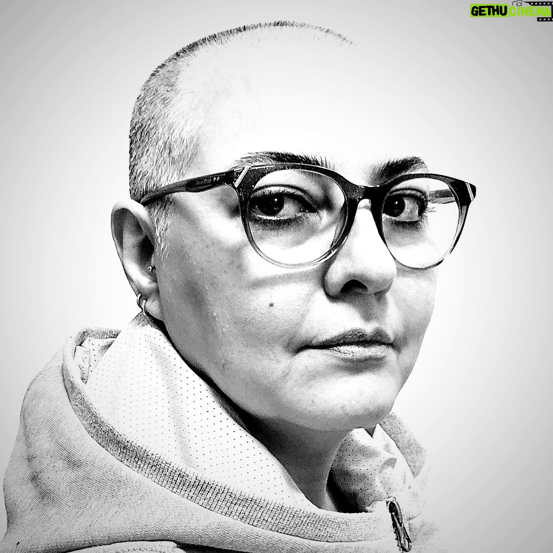 Anahita Hemmati - 95.3K Likes - .
درود بر همه هموطنان، دوستان و فامیل و آشنایان
شمائیکه مدام به من میگید که بیا و مخالفتت رو با حجاب اجباری و این "قوانین جدید" من درآوردی و سختگیرانه بگو، آخه من چی بگم، مگه قبلا میگفتم فایده ای داشته، فقط و فقط برای خودم دردسر درست میکردم که حالا دیگه حوصله آنرا هم ندارم. راستش دیگه از همین یه ذره موهای خودمم عاجز شدم. رفتم و از ته با ماشین زدم تا بلکه کسی به واسطه چهار تا لاخ شوید من، مرتکب گناه نشود و به جهنم و درک واصل نشود.از همه هموطنان برادر و جنس ذکور خواهشمندم به من به چشم یه کچل زشت، که در مملکت هیچ محلی از اعراب هم نداره نگاه کنن.
والا به پیر به پیغمبر گاهی آرزو میکردم که مرد به دنیا میامدم!  این زن بودن در ایران حقیقتا که جز عذاب و تحقیر و صد البته #دوشواری (به قول اون آقای خدابیامرز) چیزی برایمان به ارمغان نیاورده.
اگر حضرات همسر و والدین محترمم رخصت بفرمایند و به این حقیر اجازه بدهند، حاضرم تا آخر عمرم کچل زندگی کنم تا جنس ذکور رستگار شوند و تا پایان عمرم کلا مرا به "هیچ" بیانگارند
#گرانی_تورم_بلای_جان_مردم #سفره_خالی_مردم #فقر #زباله_گردی #مازوت_سوزی#آلودگی_هوا #ناامنی_اجتماعی #نابرابری #اختلاف_طبقاتی #بی_عدالتی