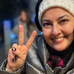 Anahita Hemmati Instagram - .
#internationalhumanrightsday 
#humanrights #equality #justice #freedom #humanrightsday #worldhumanrightsday 
#december10
#روز_جهانی_حقوق_بشر 
 ما مردم داریم از #آلودگی_هوا #تورم #گرانی #خشکسالی_و_دروغ  دقمرگ میشیم.... ولی دست از دوست داشتن #ایران #سرزمین_مادری برنمیداریم، چون رگ و ریشه ما ایرانیست.
متاسفانه حالا  اینجا #جان_آدمی و حق و حقوقمان  ارزشی ندارد و  #کرامت_انسانی را تا کنون حس نکرده ایم.
ولی هنوز به #حقوق_بشر #امید داریم. 
#شهرک_اکباتان  #بچه_محل
#کافه_مدیانو #اکباتان_عزیزمون