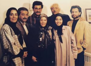 Anahita Hemmati Instagram - .
زهره جون، خاطرات قشنگ، مهربانی و روی خوش شما رو هرگز فراموش نمیکنم.
#زهره_حمیدی در آرامش خفت. #یادش_گرامی
عکس از پشت صحنه سریال #بهشت_گمشده #سال۷۵