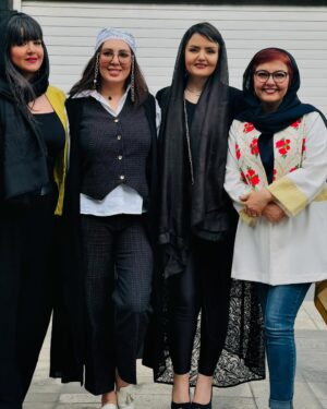Anahita Hemmati Instagram - بعد از اجرای ۵ تیر ماه تالار وحدت
در کنار بهترین ها ❤️❤️❤️❤️
آناهیتا جانم یار همیشگی پلاریس
 لیلا جانم دوست قدیمی پلاریس
 چقدر خوشحالیم که مثل همیشه در کنارمون بودین ⭐️💫⭐️

۱۲،۱۳ تیر ماه فرهنگسرای نیاوران اجرامون تمدید شد 💃🏻 
منتظرتون هستیم ❤️‍🔥🫶🏽💃🏽

با تشکر از صنایع غذایی گیلانی حامی مالی پلاریس‌بند
@anahitahemmati @leilabolukat @gilaniifood 
@baharilchi 

#از_موسیقی_بانوان_حمایت_کنیم #پلاریس_بند #گروه_ستاره_قطبی #گروه_ستاره_قطبى_پاپ_بانوان #موسیقی #موسیقی_پاپ #کنسرت #کنسرت_پاپ #polarisband #polarisband_popmusic #زن #هنرمند