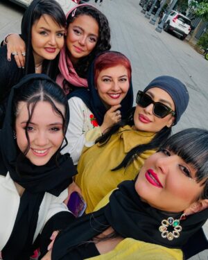 Anahita Hemmati Instagram - بعد از اجرای ۵ تیر ماه تالار وحدت
در کنار بهترین ها ❤️❤️❤️❤️
آناهیتا جانم یار همیشگی پلاریس
 لیلا جانم دوست قدیمی پلاریس
 چقدر خوشحالیم که مثل همیشه در کنارمون بودین ⭐️💫⭐️

۱۲،۱۳ تیر ماه فرهنگسرای نیاوران اجرامون تمدید شد 💃🏻 
منتظرتون هستیم ❤️‍🔥🫶🏽💃🏽

با تشکر از صنایع غذایی گیلانی حامی مالی پلاریس‌بند
@anahitahemmati @leilabolukat @gilaniifood 
@baharilchi 

#از_موسیقی_بانوان_حمایت_کنیم #پلاریس_بند #گروه_ستاره_قطبی #گروه_ستاره_قطبى_پاپ_بانوان #موسیقی #موسیقی_پاپ #کنسرت #کنسرت_پاپ #polarisband #polarisband_popmusic #زن #هنرمند