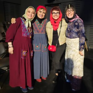 Anahita Hemmati Instagram - .
تماشای تئاتر #شبهای_طهرون را در #باغ_کتاب به هیچ وجه از دست ندهید...
دوستای بهتر از جانم شاهکار آفریده اند.
#فلورا_سام عزیزم نویسنده ، کارگردان و بازیگر  این نمایش قشنگ و دلنشین هست. 
بازیهای محشر و جذاب دوستان بامعرفت و عزیزم #سوسن_پرور #سحر_ولدبیگی #فلورا_سام #علیرضا_ناصحی #مختار_ثائقی و .....
بسیار تماشائیست....
یک روزی صحنه خانه من هم بود 😔
#بازیگر_سابق #آناهیتا_همتی #✌️ #☮️