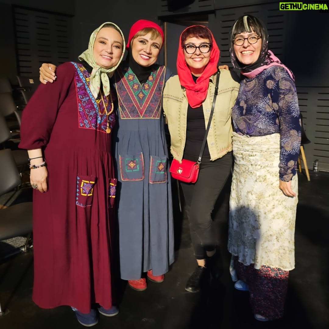 Anahita Hemmati - 50K Likes - .
تماشای تئاتر #شبهای_طهرون را در #باغ_کتاب به هیچ وجه از دست ندهید...
دوستای بهتر از جانم شاهکار آفریده اند.
#فلورا_سام عزیزم نویسنده ، کارگردان و بازیگر  این نمایش قشنگ و دلنشین هست. 
بازیهای محشر و جذاب دوستان بامعرفت و عزیزم #سوسن_پرور #سحر_ولدبیگی #فلورا_سام #علیرضا_ناصحی #مختار_ثائقی و .....
بسیار تماشائیست....
یک روزی صحنه خانه من هم بود 😔
#بازیگر_سابق #آناهیتا_همتی #✌️ #☮️