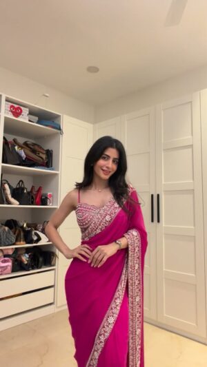 Anahita Karanjia Instagram - feelin filmy what to do ☺️
outfit from @duara_india