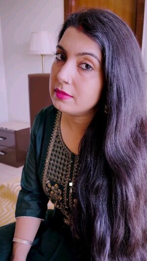 Anamika Singh Instagram - Teri Ummed Tera Intizar karte hain #anamikasingh #singer #reels #instagram #alkayagnik #oldsongs #short #bollywoodsongs #trendingreels