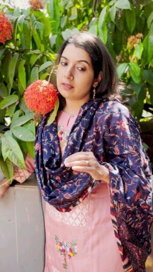 Anamika Singh Instagram - Chhod De sari duniya kisi ke liye #reels #singer #ghazal #instagram #anamikasingh #bollywoodsongs #viral #treditional #newreels