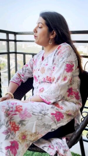 Anamika Singh Instagram - Hamari Sanson me aaj tak vo Hina ki khushboo mehak rahi hai #singer #anamikasingh #oldsongs #ghazal #bollywoodsongs #song