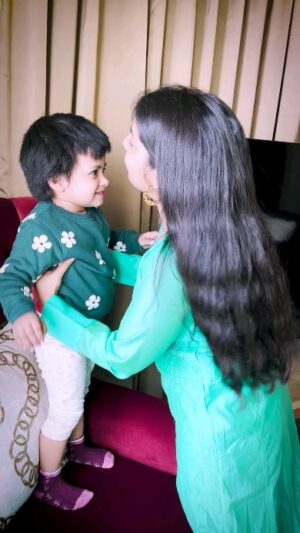 Anamika Singh Instagram - Hamara janata babua CM hui hai #rajanjimaharaj #reels #short #anamikasingh #singer #viral #sohar #trendingreels #treditional
