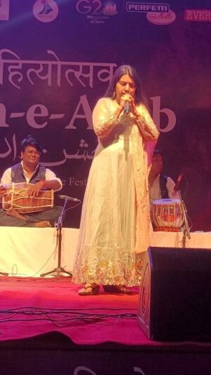 Anamika Singh Instagram - Teri Ummed Tera Intezar karte hain #singer #bollywoodsongs #songs #reels #short #anamikasingh #oldsongs #romantic #latamangeshkar #alkayagnik