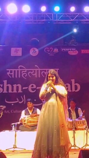 Anamika Singh Instagram - Live Performance at Jashn-e-adab #reels #singer #bhojpuri #livemusic #music #anamikasingh #delhi #songs