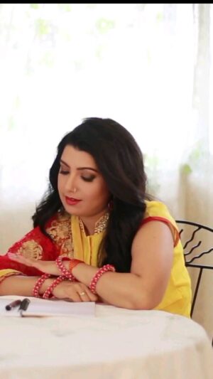 Anamika Singh Instagram - Sirf tum ishq ki baat karo #anamikasingh #singer #songs #lovesong #romanticsongs #bollywoodsongs #music #indianmusic #Reels #shorts #trendingsong