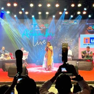Anamika Singh Instagram - कल शाम Pashbaan-e-adab का कार्यक्रम बहुत ही शानदार रहा, बहुत अच्छे सुनने वाले आये थे। आप सभी का बहुत बहुत धन्यवाद 🙏 कार्यक्रम की कुछ तस्वीरें आप सब से शेयर कर रही हूँ... बाकी वीडियो और photos जल्द ही 🙏🙏 धन्यवाद कैसर ख़ालिद जी का, दानिश जी का, और पूरी टीम का जिनके बिना इस कार्यक्रम की सफलता संभव ही नहीं थी। आप सभी का बहुत बहुत धन्यवाद 🙏🙏
#music #livemusic #liveshow #concert #anamikasingh #pasbaaneadab #mumbai #bollywood