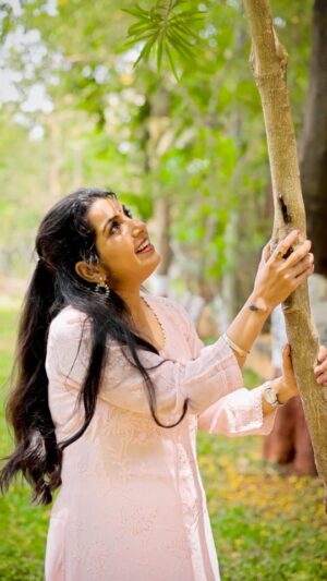 Anamika Singh Instagram - Kavane Disha Mein Le ke chala #songs #song #music #trending #nadiyakepaar #anamikasingh #reels #viral #music #muscilovers #bollywoodsongs #bollywood #oldsongs #newreels #trendingreels