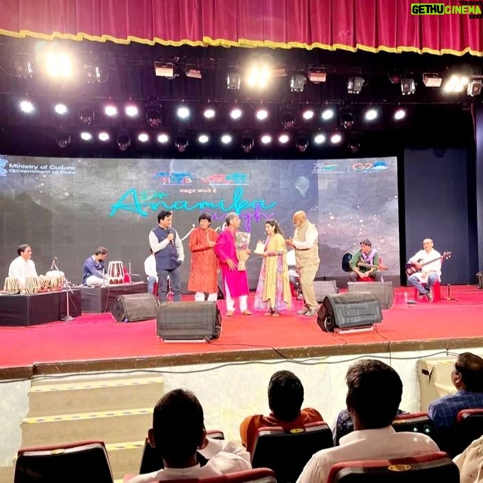 Anamika Singh - 374 Likes - कल शाम Pashbaan-e-adab का कार्यक्रम बहुत ही शानदार रहा, बहुत अच्छे सुनने वाले आये थे। आप सभी का बहुत बहुत धन्यवाद 🙏 कार्यक्रम की कुछ तस्वीरें आप सब से शेयर कर रही हूँ... बाकी वीडियो और photos जल्द ही 🙏🙏 धन्यवाद कैसर ख़ालिद जी का, दानिश जी का, और पूरी टीम का जिनके बिना इस कार्यक्रम की सफलता संभव ही नहीं थी। आप सभी का बहुत बहुत धन्यवाद 🙏🙏

#music #livemusic #liveshow #concert #anamikasingh #pasbaaneadab #mumbai #bollywood