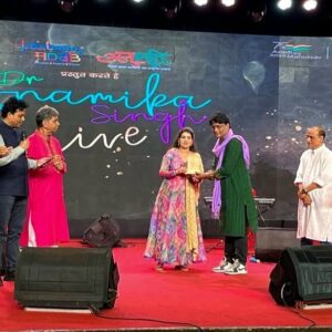 Anamika Singh Instagram - कल शाम Pashbaan-e-adab का कार्यक्रम बहुत ही शानदार रहा, बहुत अच्छे सुनने वाले आये थे। आप सभी का बहुत बहुत धन्यवाद 🙏 कार्यक्रम की कुछ तस्वीरें आप सब से शेयर कर रही हूँ... बाकी वीडियो और photos जल्द ही 🙏🙏 धन्यवाद कैसर ख़ालिद जी का, दानिश जी का, और पूरी टीम का जिनके बिना इस कार्यक्रम की सफलता संभव ही नहीं थी। आप सभी का बहुत बहुत धन्यवाद 🙏🙏
#music #livemusic #liveshow #concert #anamikasingh #pasbaaneadab #mumbai #bollywood