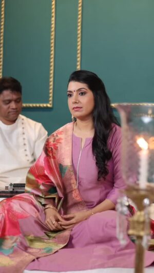 Anamika Singh Instagram - Aaj Pehlu Me Seedhe Chale Aaiye....
#dranamikasingh #ghazal #newreels #singer #bollywoodhits #ghazal #hindisongs #ghazallovers #music #newmusicalert🚨 #song #shayari #instagram #newreelsvideo😘❤️❤️🙈😍