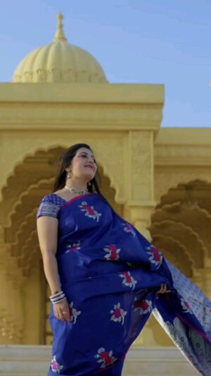 Anamika Singh Instagram - Bahut Pyar Karte hain tumse sanam #anamikasingh #singer #bollywoodsongs #trendingreels #trendingreels #viralreels #recreation #oldsongs #alkayagniksongs #instagram