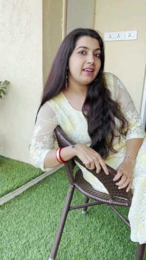 Anamika Singh Instagram - Aapki ki aankhon me kuchh mahake huye se raaz hain #anamikasingh #singer #reels #short #ghazal #songs #oldsongs #trendingsongs #music #lovesongs