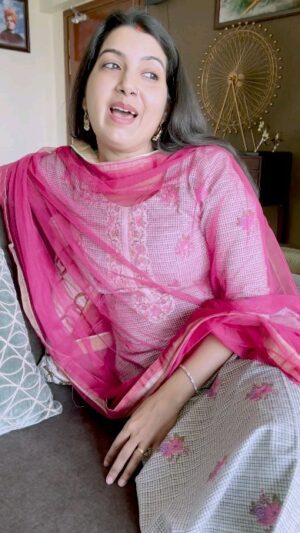 Anamika Singh Instagram - Chhota Sa ghar ho #anamikasingh #singer #oldsongs #latamangeshkar #alkayagnik #trending #bollywoodsongs #singer