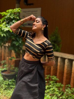 Ananya Amar Instagram - ನಾಜೂಕು ನಾರಿ 🪄

outfit : @inayadesignerstudio 
jewellery: @kushalsfashionjewellery and @beadslyy 
makeup : srs_makeup_artis
Hairstyle : Shobha akka