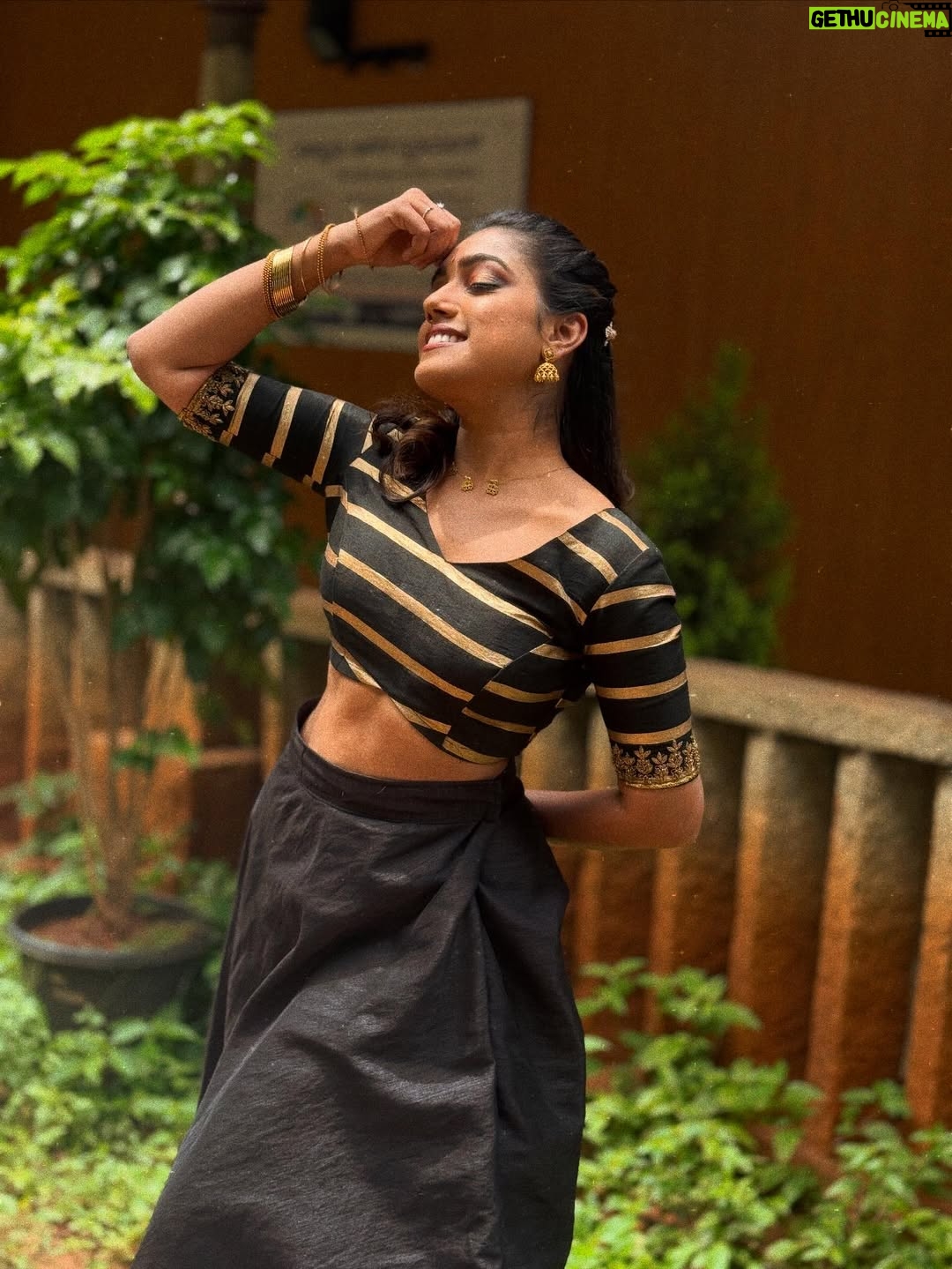 Ananya Amar - 10K Likes - ನಾಜೂಕು ನಾರಿ 🪄

outfit : @inayadesignerstudio 
jewellery: @kushalsfashionjewellery and @beadslyy 
makeup : srs_makeup_artis
Hairstyle : Shobha akka