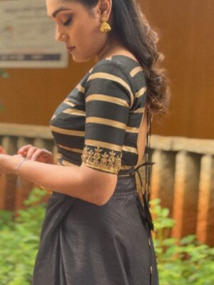 Ananya Amar Instagram - ನಾಜೂಕು ನಾರಿ 🪄

outfit : @inayadesignerstudio 
jewellery: @kushalsfashionjewellery and @beadslyy 
makeup : srs_makeup_artis
Hairstyle : Shobha akka