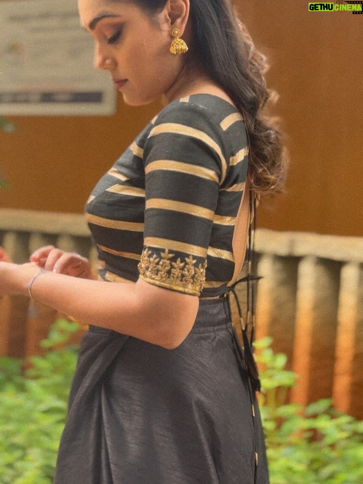 Ananya Amar - 10K Likes - ನಾಜೂಕು ನಾರಿ 🪄

outfit : @inayadesignerstudio 
jewellery: @kushalsfashionjewellery and @beadslyy 
makeup : srs_makeup_artis
Hairstyle : Shobha akka