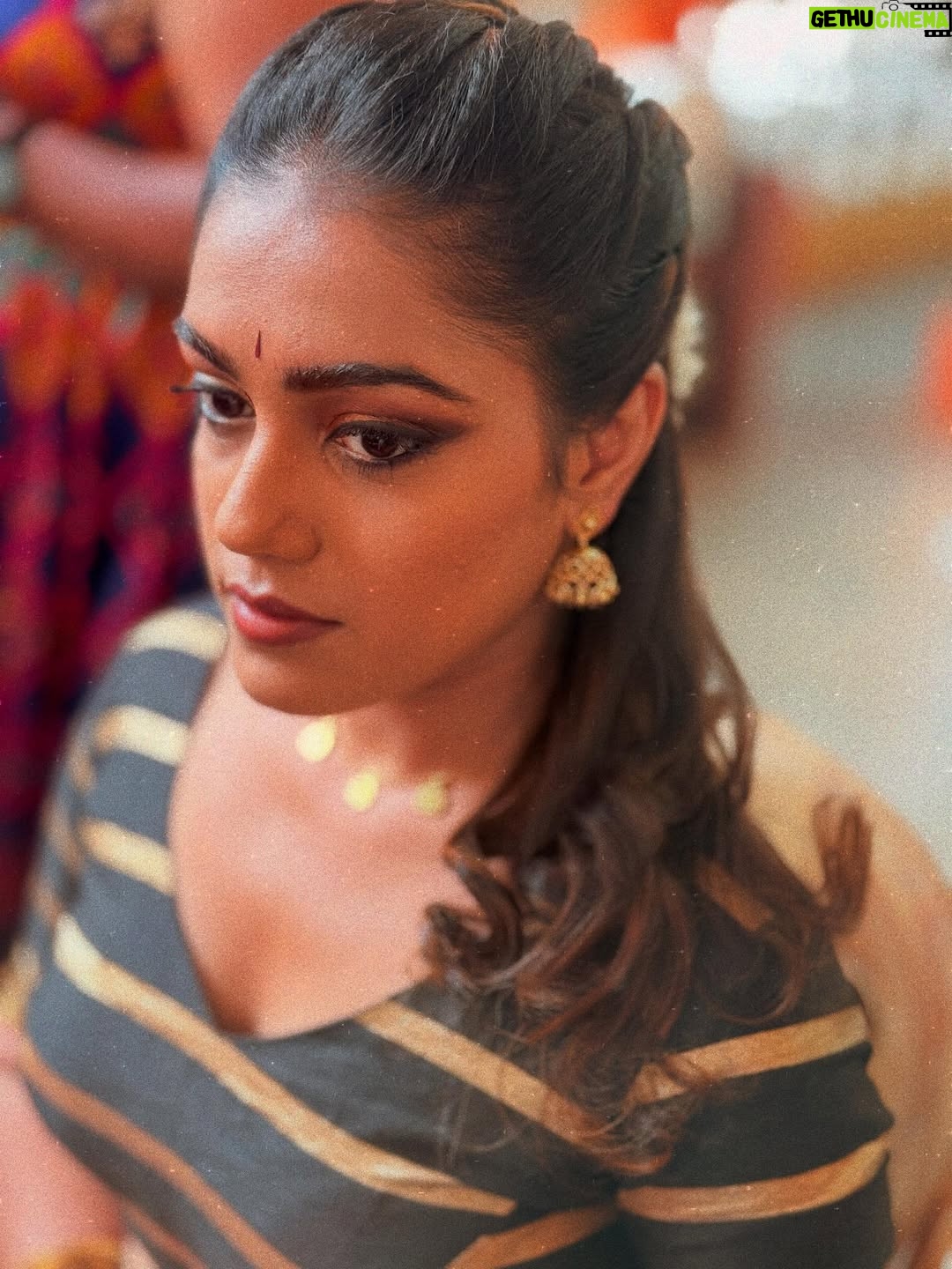 Ananya Amar - 10K Likes - ನಾಜೂಕು ನಾರಿ 🪄

outfit : @inayadesignerstudio 
jewellery: @kushalsfashionjewellery and @beadslyy 
makeup : srs_makeup_artis
Hairstyle : Shobha akka