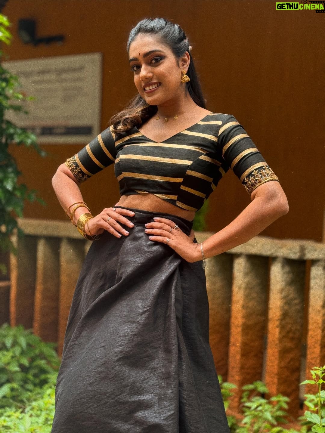 Ananya Amar - 10K Likes - ನಾಜೂಕು ನಾರಿ 🪄

outfit : @inayadesignerstudio 
jewellery: @kushalsfashionjewellery and @beadslyy 
makeup : srs_makeup_artis
Hairstyle : Shobha akka