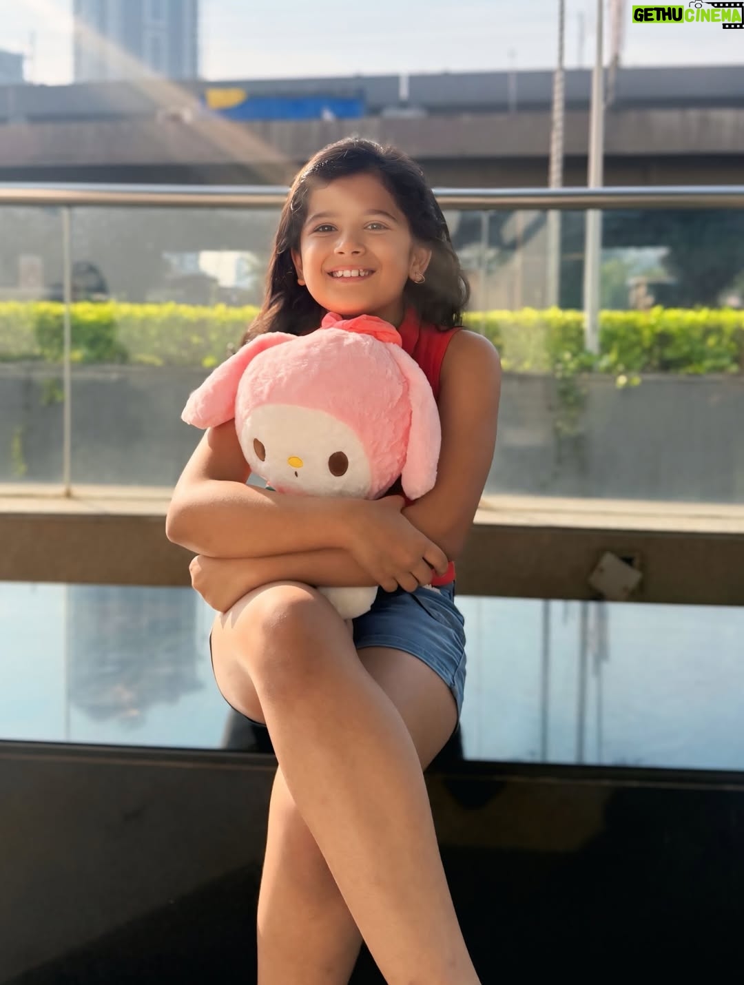Ananya Gambhir - 4.5K Likes - Feeling cute 🥰 

Thanku @_shivam_1216  for these amazing gifts❤️