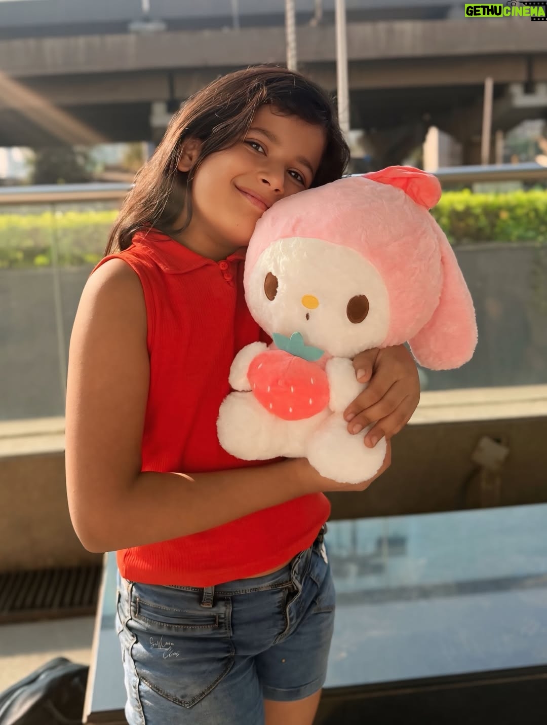 Ananya Gambhir - 4.5K Likes - Feeling cute 🥰 

Thanku @_shivam_1216  for these amazing gifts❤️
