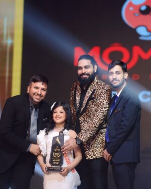 Ananya Gambhir Instagram - Btao kaisi lag rahi hoon ?💕🦋🙈
@momatos.in
@naveennebhnani
#cute #pic #award #momatos #hossana #explore #viral #status #beautiful #love #trending