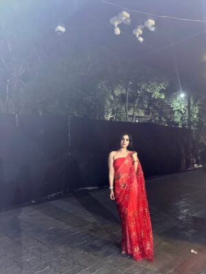Anaya Pratap Instagram - Saree, sparkle & shenanigans — it’s Diwali, baby! ✨💃”
• “Lit from within (and a little from the diyas too) 🔥💛”