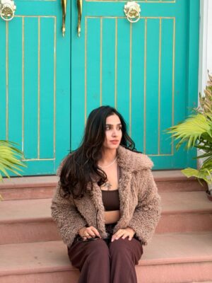 Anaya Pratap Instagram - Nothing makes me happier than showing off my professional and disgustingly brilliant side, just to remind them there is an actual brain behind this pretty face.
Location- @dolcevitapushkar