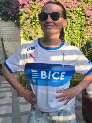 Andrea Aristegui Instagram - Hoy se entrena con camiseta nueva! Una maravilla la nueva armadura de @cruzados_oficial @pumachile