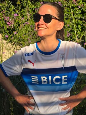 Andrea Aristegui Instagram - Hoy se entrena con camiseta nueva! Una maravilla la nueva armadura de @cruzados_oficial @pumachile