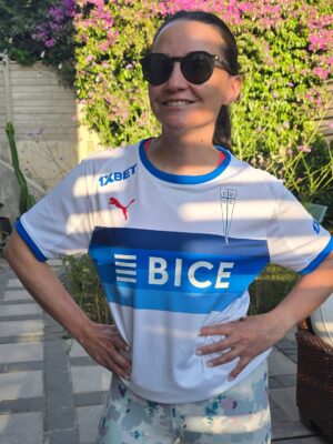 Andrea Aristegui Instagram - Hoy se entrena con camiseta nueva! Una maravilla la nueva armadura de @cruzados_oficial @pumachile