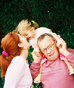 Andrea Del Boca Instagram - Hola PAPÁ…
Te extraño.
Extraño nuestras charlas, tus consejos, tu experiencia,
tus palabras sabias. 
Tus abrazos y tus fuertes manos.
Nuestras caminatas. 
El recuerdo de la historia que me inventaste en un viaje en auto a Mar del Plata cuando era chica sobre ‘la hormiguita blanca, de tanto comer crema chantilly’...!!
Tus salidas a pescar.
Tus encuadres y guiones.
Tu talento Artístico.
Tus remedios caseros para los jazmines, rosales y azaleas.
Plantar árboles en cada cumpleaños.
Cuánto disfrutabas de mis comidas.
La casita que le construiste a Anna, con todos y cada uno de los detalles que ella te pidió.
En seguirla de cerca y secundarla en cada travesura de mi hija.
Como y cuanto amaste a Mamá cada día.
El legado que nos déjate a tus hijos.
También ser padre de mis amigos, siempre ayudando a quien lo necesitara.
Hoy, como ayer y siempre….
Te extraño.
Te admiro.
Te agradezco el ENORME PAPÁ QUE SOS.!!
Gracias por ser mi PAPÁ.!!
TE AMO…. SIEMPRE JUNTOS..!!!!