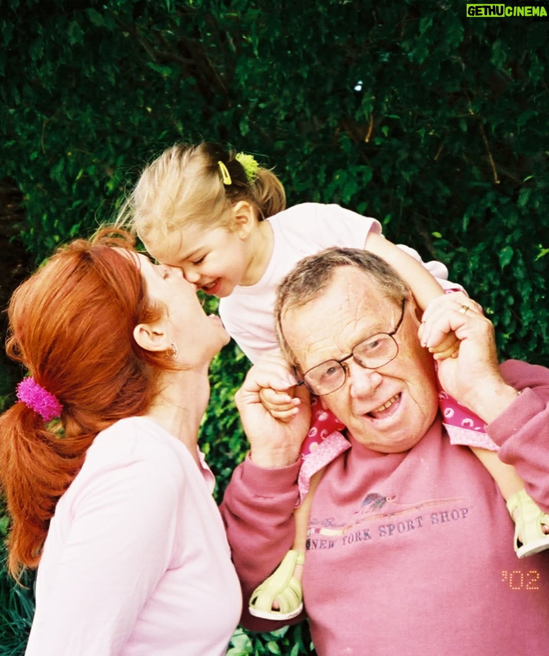 Andrea Del Boca - 13.7K Likes - Hola PAPÁ…
Te extraño.
Extraño nuestras charlas, tus consejos, tu experiencia,
tus palabras sabias. 
Tus abrazos y tus fuertes manos.
Nuestras caminatas. 
El recuerdo de la historia que me inventaste en un viaje en auto a Mar del Plata cuando era chica sobre ‘la hormiguita blanca, de tanto comer crema chantilly’...!!
Tus salidas a pescar.
Tus encuadres y guiones.
Tu talento Artístico.
Tus remedios caseros para los jazmines, rosales y azaleas.
Plantar árboles en cada cumpleaños.
Cuánto disfrutabas de mis comidas.
La casita que le construiste a Anna, con todos y cada uno de los detalles que ella te pidió.
En seguirla de cerca y secundarla en cada travesura de mi hija.
Como y cuanto amaste a Mamá cada día.
El legado que nos déjate a tus hijos.
También ser padre de mis amigos, siempre ayudando a quien lo necesitara.
Hoy, como ayer y siempre….
Te extraño.
Te admiro.
Te agradezco el ENORME PAPÁ QUE SOS.!!
Gracias por ser mi PAPÁ.!!
TE AMO…. SIEMPRE JUNTOS..!!!!