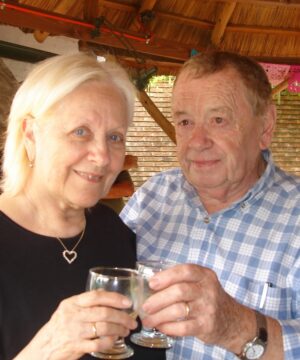 Andrea Del Boca Instagram - Hola PAPÁ…
Te extraño.
Extraño nuestras charlas, tus consejos, tu experiencia,
tus palabras sabias. 
Tus abrazos y tus fuertes manos.
Nuestras caminatas. 
El recuerdo de la historia que me inventaste en un viaje en auto a Mar del Plata cuando era chica sobre ‘la hormiguita blanca, de tanto comer crema chantilly’...!!
Tus salidas a pescar.
Tus encuadres y guiones.
Tu talento Artístico.
Tus remedios caseros para los jazmines, rosales y azaleas.
Plantar árboles en cada cumpleaños.
Cuánto disfrutabas de mis comidas.
La casita que le construiste a Anna, con todos y cada uno de los detalles que ella te pidió.
En seguirla de cerca y secundarla en cada travesura de mi hija.
Como y cuanto amaste a Mamá cada día.
El legado que nos déjate a tus hijos.
También ser padre de mis amigos, siempre ayudando a quien lo necesitara.
Hoy, como ayer y siempre….
Te extraño.
Te admiro.
Te agradezco el ENORME PAPÁ QUE SOS.!!
Gracias por ser mi PAPÁ.!!
TE AMO…. SIEMPRE JUNTOS..!!!!