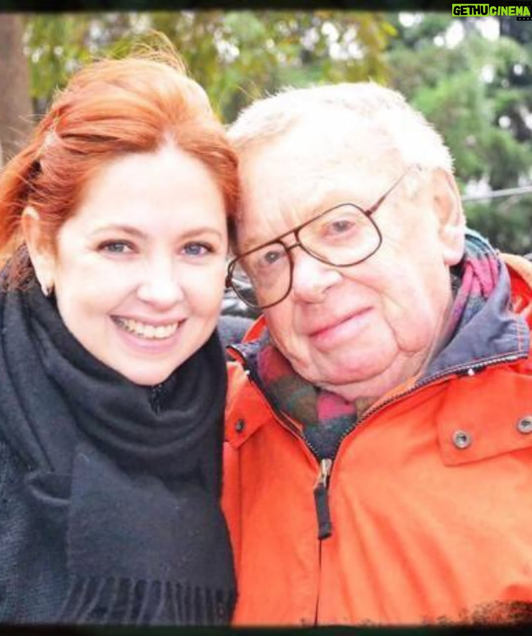 Andrea Del Boca - 13.7K Likes - Hola PAPÁ…
Te extraño.
Extraño nuestras charlas, tus consejos, tu experiencia,
tus palabras sabias. 
Tus abrazos y tus fuertes manos.
Nuestras caminatas. 
El recuerdo de la historia que me inventaste en un viaje en auto a Mar del Plata cuando era chica sobre ‘la hormiguita blanca, de tanto comer crema chantilly’...!!
Tus salidas a pescar.
Tus encuadres y guiones.
Tu talento Artístico.
Tus remedios caseros para los jazmines, rosales y azaleas.
Plantar árboles en cada cumpleaños.
Cuánto disfrutabas de mis comidas.
La casita que le construiste a Anna, con todos y cada uno de los detalles que ella te pidió.
En seguirla de cerca y secundarla en cada travesura de mi hija.
Como y cuanto amaste a Mamá cada día.
El legado que nos déjate a tus hijos.
También ser padre de mis amigos, siempre ayudando a quien lo necesitara.
Hoy, como ayer y siempre….
Te extraño.
Te admiro.
Te agradezco el ENORME PAPÁ QUE SOS.!!
Gracias por ser mi PAPÁ.!!
TE AMO…. SIEMPRE JUNTOS..!!!!
