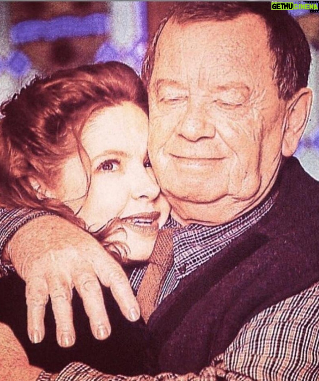 Andrea Del Boca - 13.7K Likes - Hola PAPÁ…
Te extraño.
Extraño nuestras charlas, tus consejos, tu experiencia,
tus palabras sabias. 
Tus abrazos y tus fuertes manos.
Nuestras caminatas. 
El recuerdo de la historia que me inventaste en un viaje en auto a Mar del Plata cuando era chica sobre ‘la hormiguita blanca, de tanto comer crema chantilly’...!!
Tus salidas a pescar.
Tus encuadres y guiones.
Tu talento Artístico.
Tus remedios caseros para los jazmines, rosales y azaleas.
Plantar árboles en cada cumpleaños.
Cuánto disfrutabas de mis comidas.
La casita que le construiste a Anna, con todos y cada uno de los detalles que ella te pidió.
En seguirla de cerca y secundarla en cada travesura de mi hija.
Como y cuanto amaste a Mamá cada día.
El legado que nos déjate a tus hijos.
También ser padre de mis amigos, siempre ayudando a quien lo necesitara.
Hoy, como ayer y siempre….
Te extraño.
Te admiro.
Te agradezco el ENORME PAPÁ QUE SOS.!!
Gracias por ser mi PAPÁ.!!
TE AMO…. SIEMPRE JUNTOS..!!!!