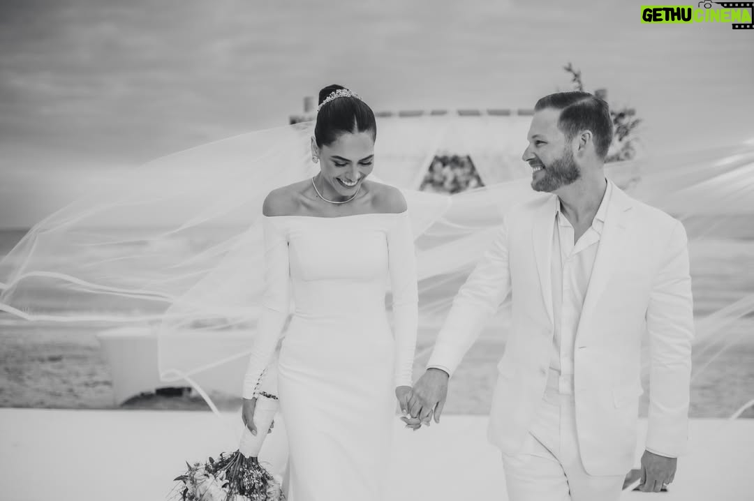 Andrea Meza - 53.7K Likes - Ayer se cumplió un año del mejor día 🤍💍 01/11
Seeing these photos makes me want to relive it all over again.
Happy anniversary, my love @yoryanantonio 🤍
I love you, forever!