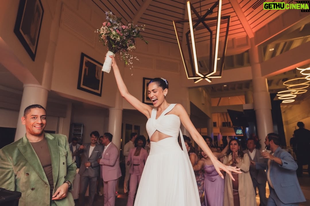 Andrea Meza - 53.7K Likes - Ayer se cumplió un año del mejor día 🤍💍 01/11
Seeing these photos makes me want to relive it all over again.
Happy anniversary, my love @yoryanantonio 🤍
I love you, forever!